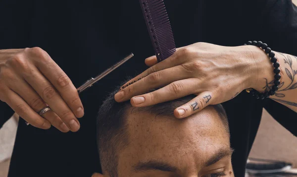 Hairdressing Process Close Hairdresser Hands Consumer Barber Cutting Man Close — Fotografia de Stock
