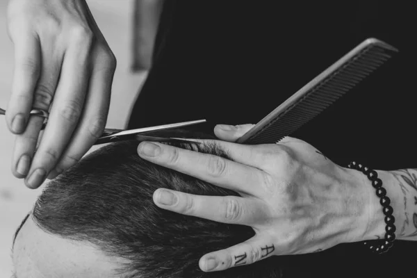 Barber Hairdresser Hands Head Customer Close Barber Shop Black White — Fotografia de Stock