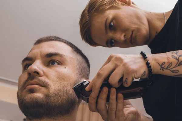 Woman Barber Uses Hair Clipper Styling Man Stubble — Fotografia de Stock