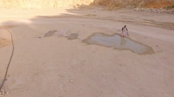 Το κορίτσι στέκεται στην έρημο. Αεροφωτογραφία πάνω. Σουρεαλισμός — Αρχείο Βίντεο