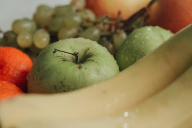 Elma Kabukta Su Damlacıklarıyla Yakın