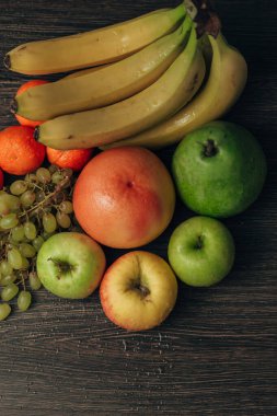 Tahta Kahverengi Arkaplanda Yaz Renkli Taze Meyveler