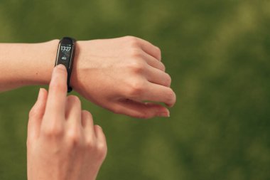 Kız kalp atışlarını kontrol ediyor. Yeşil Arkaplan