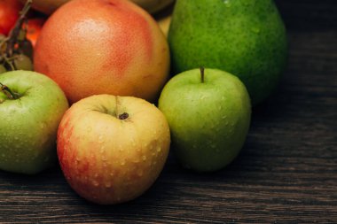 Tahta Kahverengi Arkaplanda Yaz Renkli Taze Meyveler