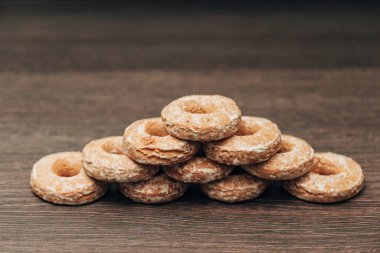 Güzel Simitler ve Zencefilli Ekmekler Kahverengi Arkaplanda Yatıyorlar