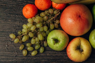 Tahta Kahverengi Arkaplanda Yaz Renkli Taze Meyveler