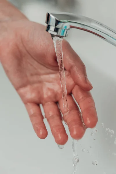 The Girl Washes Her Hands to Avoid Infection With the Virus COVID-19 — Stock Photo, Image