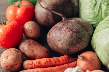 Taze ve Parlak Sebzeler Mutfak Masasında Yatar