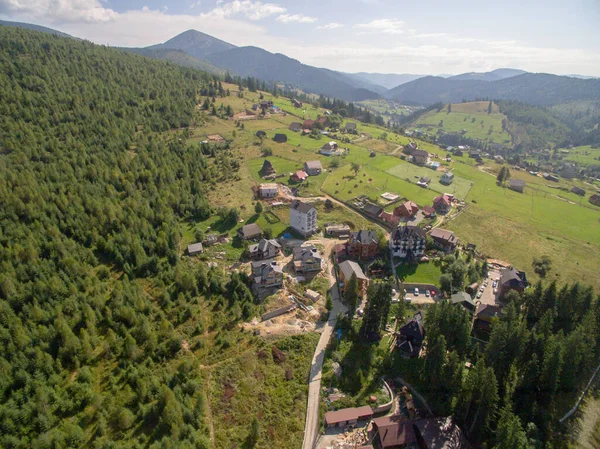 Flygfoto över Great Green Ridge. Skogsbevuxna bergslandskap — Stockfoto