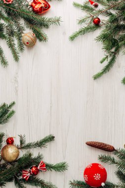 Kopya Boşluğu Olan Beyaz Tahta Masa Üzerinde Noel Kompozisyonu