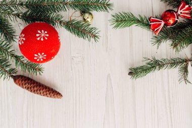 Kopya Boşluğu Olan Beyaz Tahta Masa Üzerinde Noel Kompozisyonu