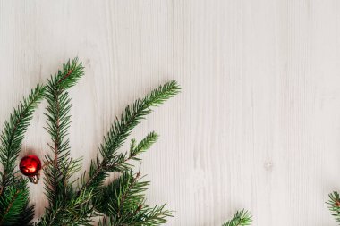 Kopya Boşluğu Olan Beyaz Tahta Masa Üzerinde Noel Kompozisyonu