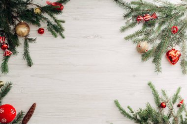 Kopya Boşluğu Olan Beyaz Tahta Masa Üzerinde Noel Kompozisyonu