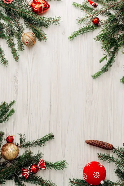 Composición de Navidad en una mesa de madera blanca con espacio de copia —  Fotos de Stock