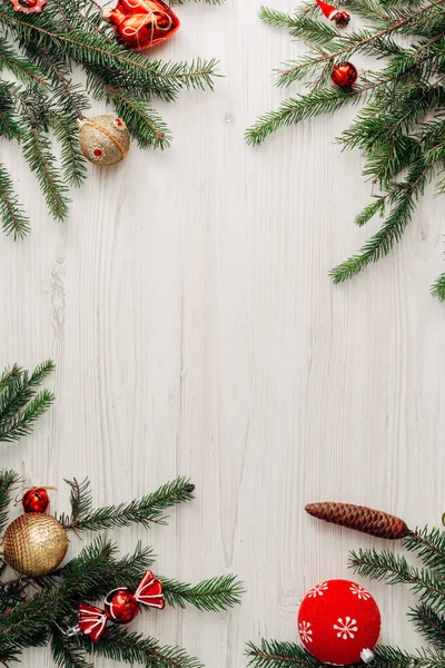 Composição de Natal em uma mesa de madeira branca com espaço de cópia — Fotografia de Stock