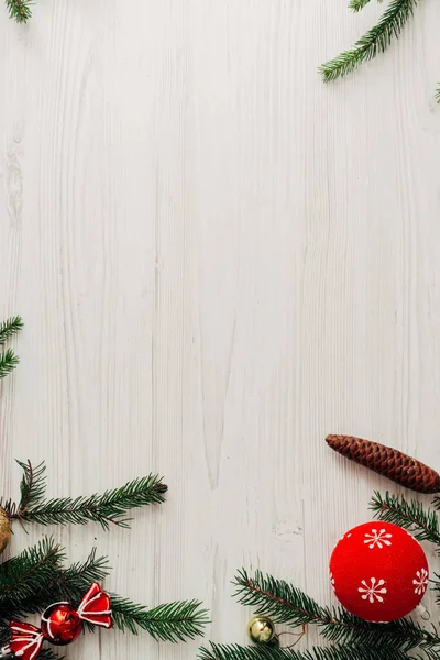 Composição de Natal em uma mesa de madeira branca com espaço de cópia — Fotografia de Stock