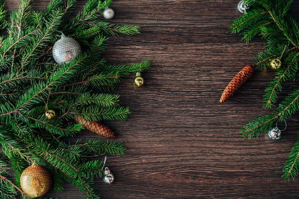 Árvore de Natal ramifica em um fundo marrom com CopySpace para texto — Fotografia de Stock