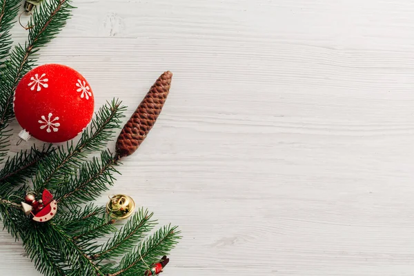 Weihnachten rote Dekoration auf einem weißen Holztisch mit Kopierraum — Stockfoto