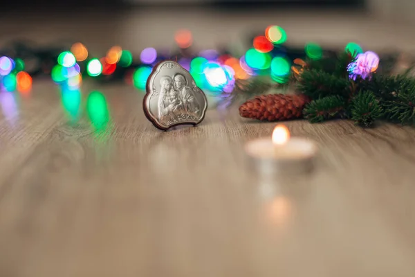 Composizione natalizia dell'icona della chiesa su sfondo ligneo con luci multicolori — Foto Stock