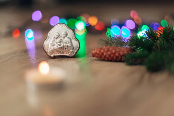 Χριστουγεννιάτικη Σύνθεση της εκκλησίας εικονίδιο σε ένα ξύλινο φόντο με πολύχρωμα Boken — Φωτογραφία Αρχείου