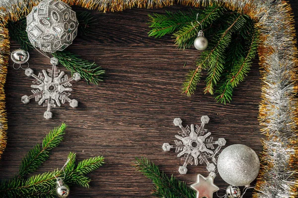 Rami dell'albero di Natale e fiocchi di neve su sfondo marrone con spazio di copia — Foto Stock