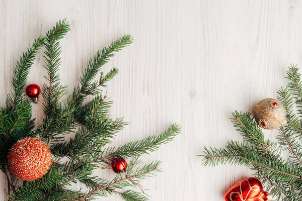 Weihnachtskomposition auf einem weißen Holztisch mit Kopierraum — Stockfoto