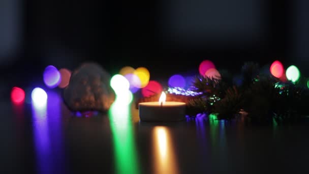Julen Sammansättning av kyrkan ikonen på en trä bakgrund med flerfärgade lampor — Stockvideo