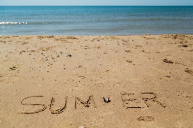 Yaz 'a Sahildeki Kuma Yazılı Mesaj at. Harflerin Arkaplanındaki Deniz