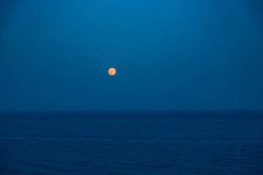 Dolunay Denizin Üzerinde Bir Gece Mavi Gökyüzünde Parıldıyor