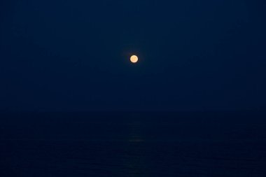 Dolunay Denizin Üzerinde Bir Gece Mavi Gökyüzünde Parıldıyor