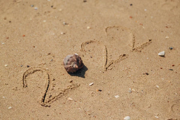 Palabra 2022 Escrito en la arena de una playa. Año Nuevo 2022 texto en la playa del mar —  Fotos de Stock