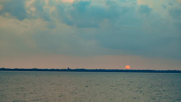 海滩上美丽的日落风景.平静的天气，蓝天的蓝云映入水中 — 图库照片