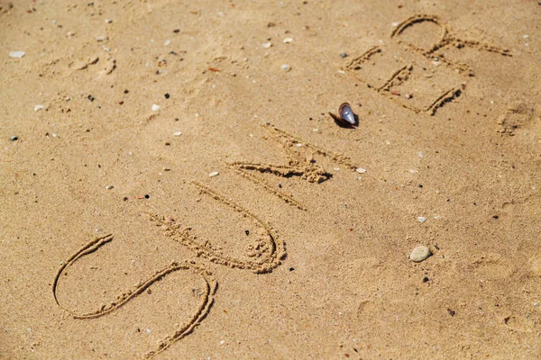 Palabra de verano escrita en la arena de una playa. Texto en la playa del mar —  Fotos de Stock