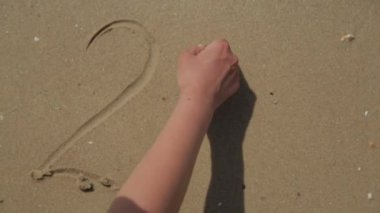 Kelime 2022 Plajın Kumu 'nda yazıldı. Yeni Yıl 2022 Deniz Sahilinde metin