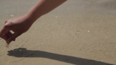 Kelime 2022 Plajın Kumu 'nda yazıldı. Yeni Yıl 2022 Deniz Sahilinde metin