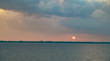 Sahilde Günbatımının Güzel Manzarasının Zaman Hızı. Mavi Gökteki Mavi Bulutlu Sakin Hava Suya Yansıyan