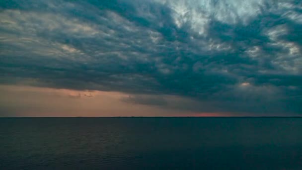 TimeLapse Piękny krajobraz zachodu słońca na plaży. Spokojna pogoda z błękitnymi chmurami na błękitnym niebie Refleksja w wodzie — Wideo stockowe