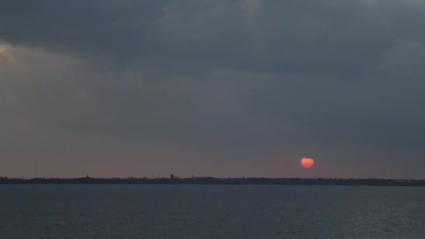 TijdLapse van een prachtig landschap van de zonsondergang op het strand. Rustig weer met blauwe wolken in de blauwe lucht weerspiegeld in het water — Stockvideo