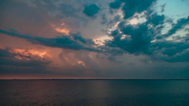 TimeLapse pięknego krajobrazu zachodu słońca na plaży. Spokojna pogoda z ciemnymi chmurami na Złotym Niebie odbita w wodzie — Wideo stockowe