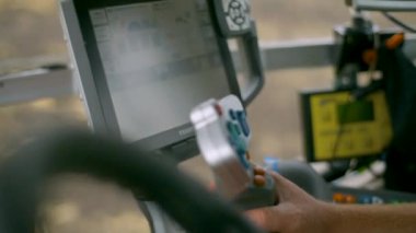 Tarlada hasat. Bir traktörle arazi ekimi