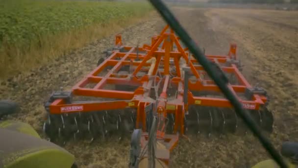 밭에서 추수하는 일. 트랙터를 사용하여 경작하는 땅 — 비디오