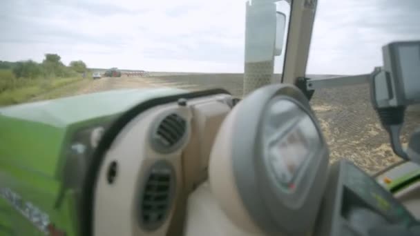 Raccolta sul campo. Coltivazione di terreni con trattore — Video Stock
