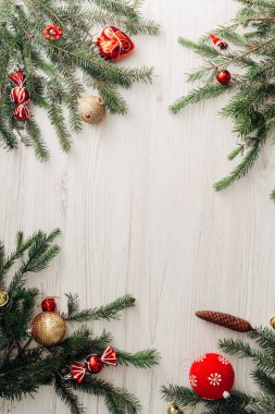 Kopya Boşluğu Olan Beyaz Tahta Masa Üzerinde Noel Kompozisyonu