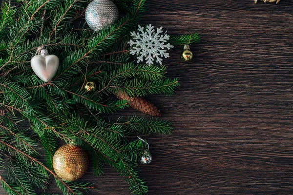 Rami dell'albero di Natale e fiocchi di neve su sfondo marrone con spazio di copia — Foto Stock