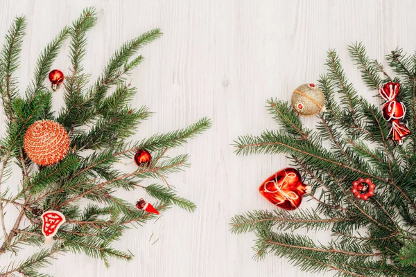 Weihnachtskomposition auf einem weißen Holztisch mit Kopierraum — Stockfoto