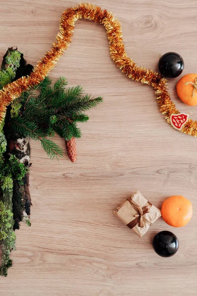 Ramas del árbol de Navidad y sobre un fondo de madera con espacio de copia — Foto de Stock