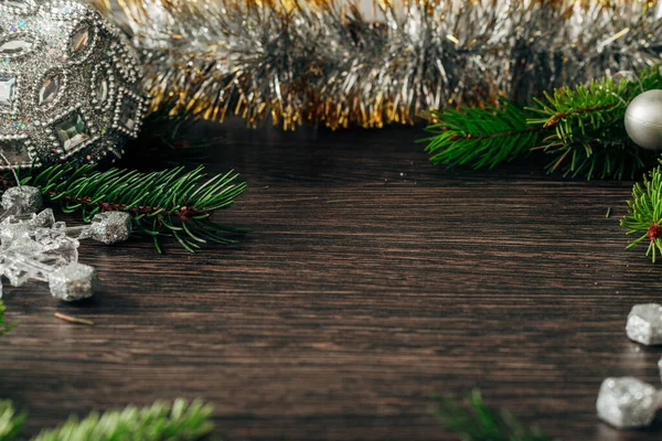 Ramas de árboles de Navidad y copos de nieve sobre un fondo marrón con espacio de copia —  Fotos de Stock