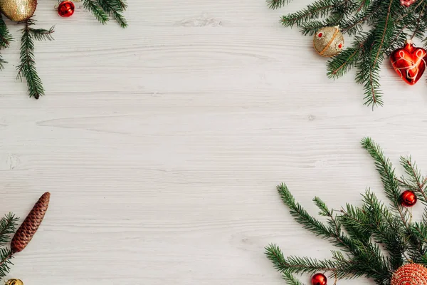 Composição de Natal em uma mesa de madeira branca com espaço de cópia — Fotografia de Stock