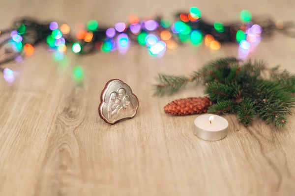 Χριστουγεννιάτικη Σύνθεση της εκκλησίας εικονίδιο σε ένα ξύλινο φόντο με πολύχρωμα Boken — Φωτογραφία Αρχείου