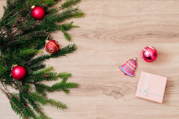 Ramas del árbol de Navidad y sobre un fondo de madera con espacio de copia —  Fotos de Stock